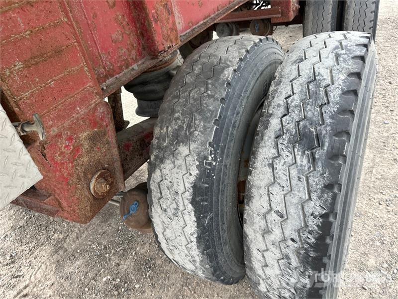 Cobra 33 ft Tri/A End Dump Trailer Bañera