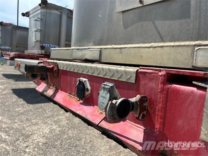 Cobra 33 ft Tri/A End Dump Trailer Bañera
