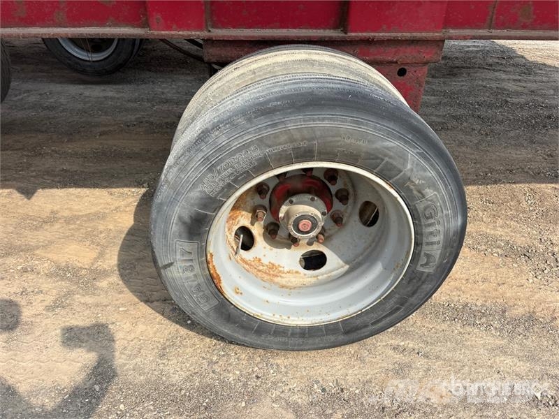 Cobra 33 ft Tri/A End Dump Trailer Bañera