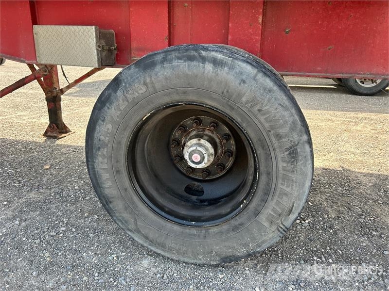 Cobra 33 ft Tri/A End Dump Trailer Bañera
