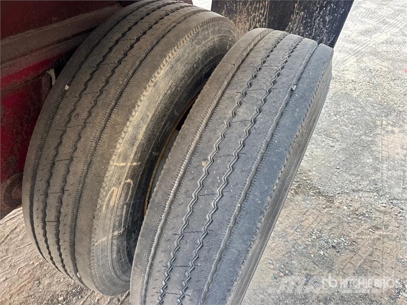 Cobra 33 ft Tri/A End Dump Trailer Bañera