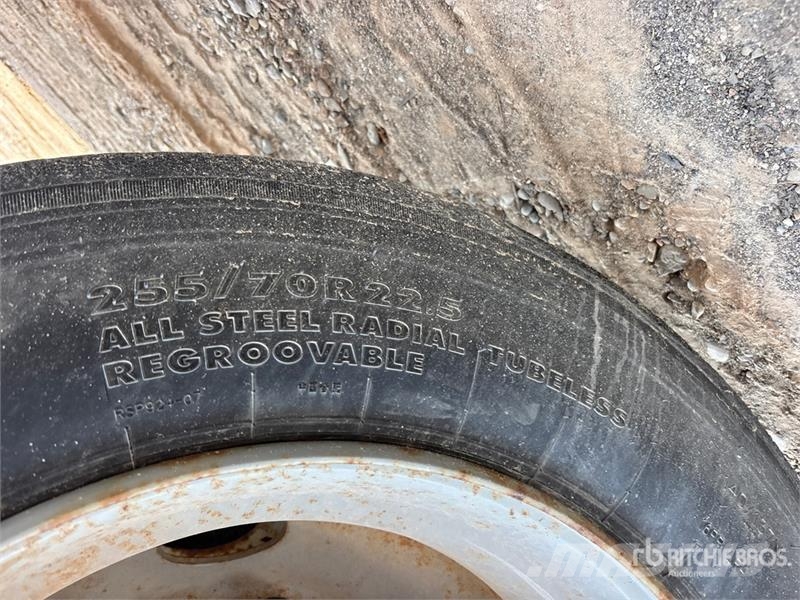 Cobra 33 ft Tri/A End Dump Trailer Bañera