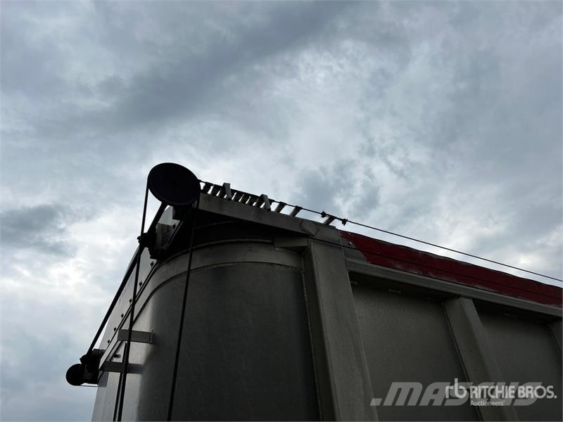 Cobra 33 ft Tri/A End Dump Trailer Bañera