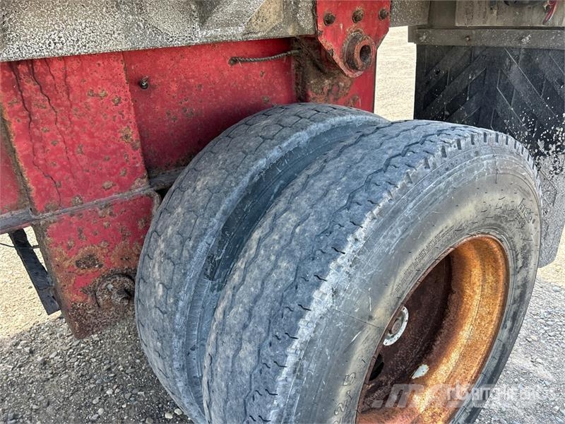 Cobra 33 ft Tri/A End Dump Trailer Bañera