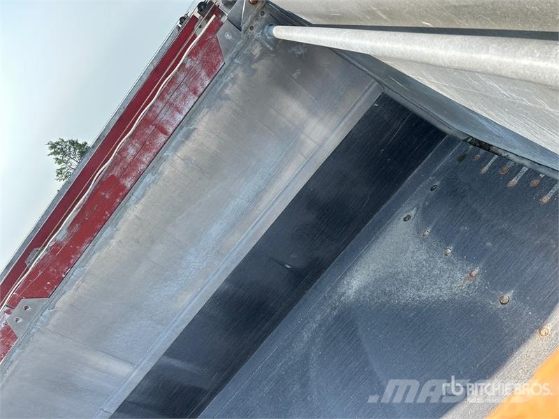 Cobra 34 ft Tri/A End Dump Trailer Bañera