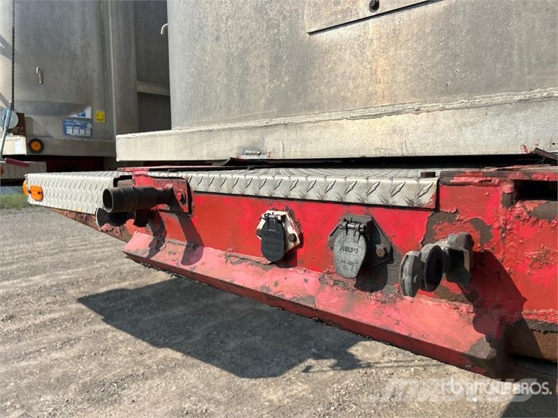 Cobra 34 ft Tri/A End Dump Trailer Bañera