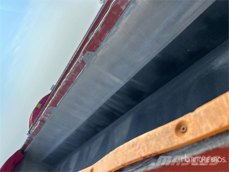 Cobra 34 ft Tri/A End Dump Trailer Bañera