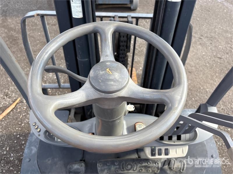 Crown C51050-50 4350 lb Pneumatic Tire Forklift Gaffeltrucks - andre