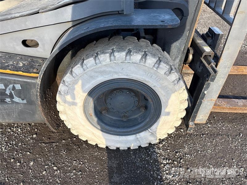 Crown C51050-50 4350 lb Pneumatic Tire Forklift Gaffeltrucks - andre