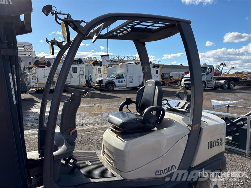 Crown C51050-50 4350 lb Pneumatic Tire Forklift Gaffeltrucks - andre