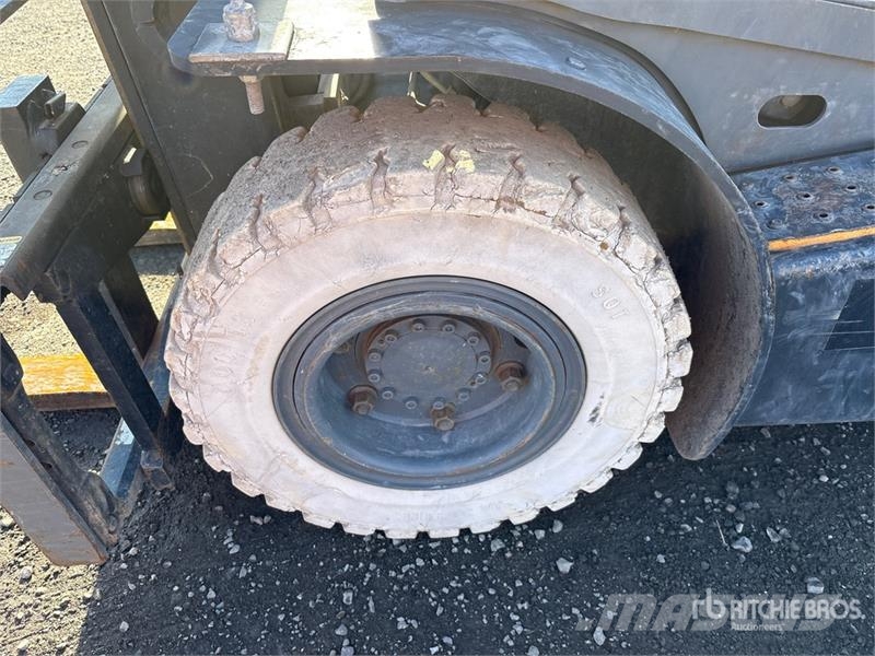 Crown C51050-50 4350 lb Pneumatic Tire Forklift Gaffeltrucks - andre