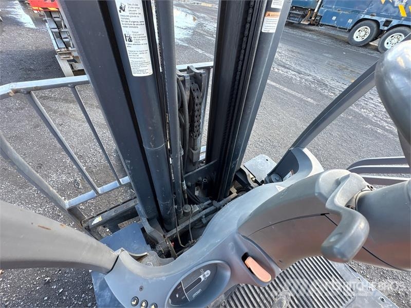 Crown C51050-50 4350 lb Pneumatic Tire Forklift Gaffeltrucks - andre