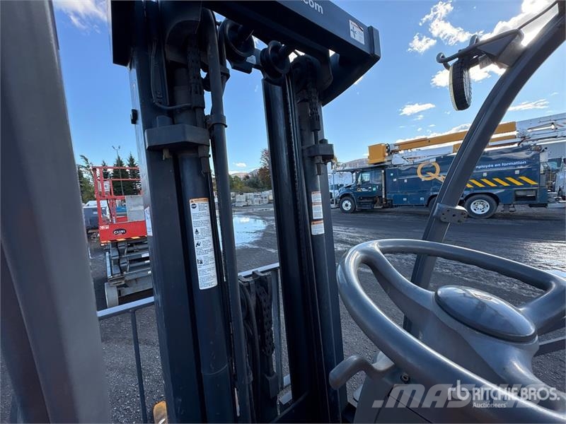 Crown C51050-50 4350 lb Pneumatic Tire Forklift Gaffeltrucks - andre