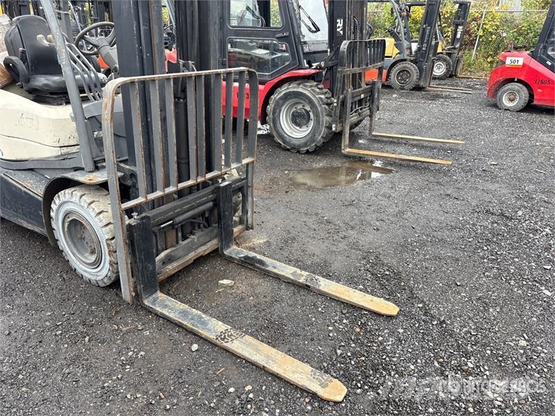 Crown C5105050 4350 lb Pneumatic Tire Forklift Iné