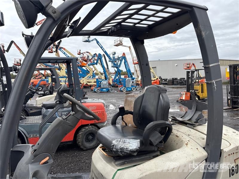 Crown C5105050 4350 lb Pneumatic Tire Forklift Iné