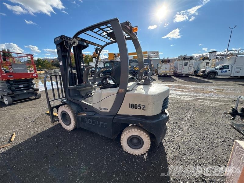 Crown C5105050 4350 lb Pneumatic Tire Forklift Forklift trucks - others