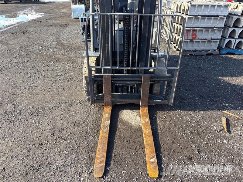 Crown C5105050 4350 lb Pneumatic Tire Forklift Forklift trucks - others
