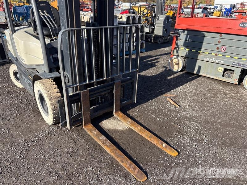 Crown C5105050 4350 lb Pneumatic Tire Forklift Forklift trucks - others