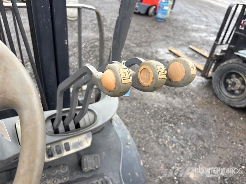 Crown C5105050 4350 lb Pneumatic Tire Forklift Iné
