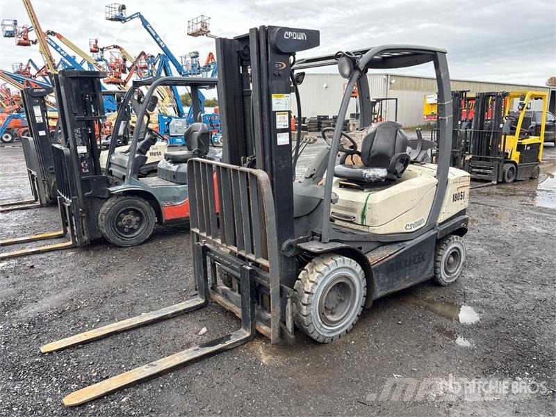 Crown C5105050 4350 lb Pneumatic Tire Forklift Iné