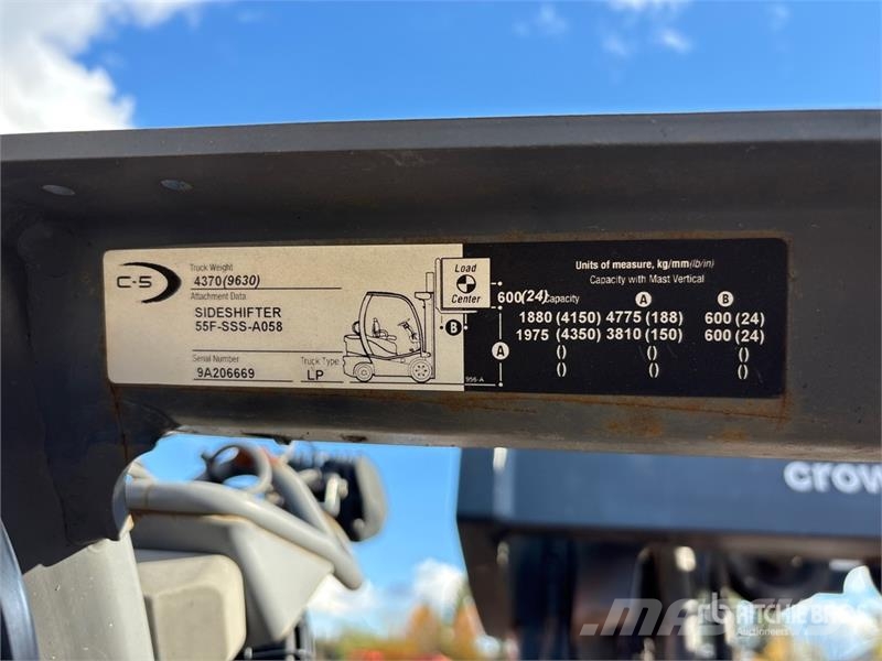 Crown C5105050 4350 lb Pneumatic Tire Forklift Forklift trucks - others