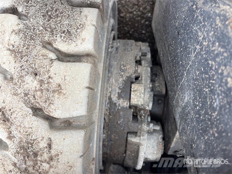 Crown C5105050 4350 lb Pneumatic Tire Forklift Iné