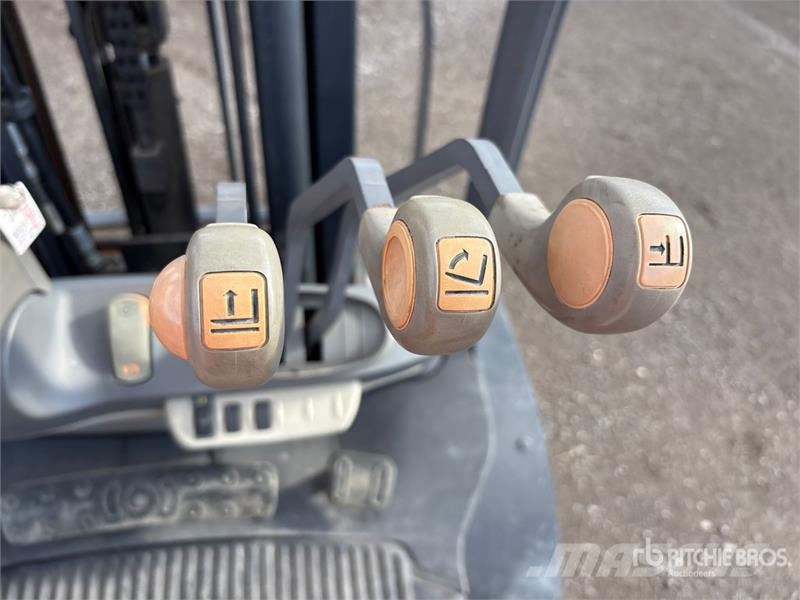Crown C5105050 4350 lb Pneumatic Tire Forklift Forklift trucks - others
