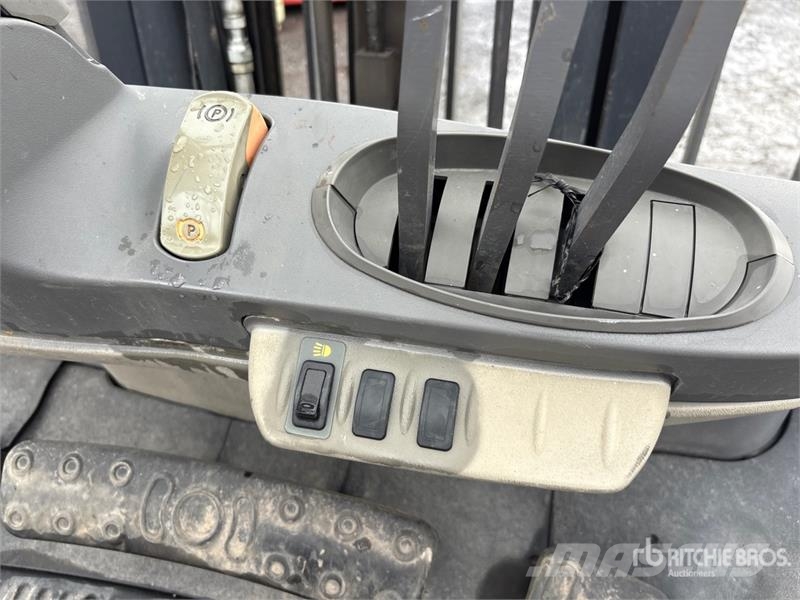 Crown C5105050 5000 lb Pneumatic Tire Forklift Iné
