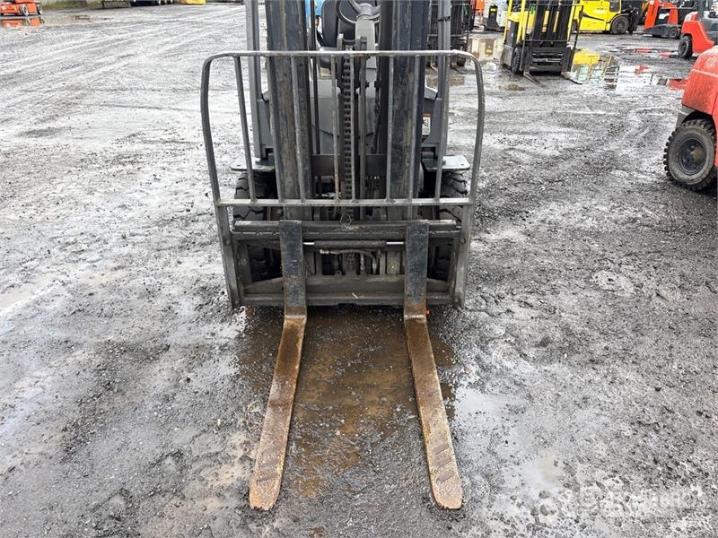 Crown C5105050 5000 lb Pneumatic Tire Forklift Iné