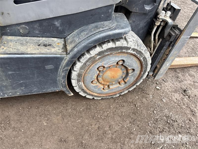 Crown FC4500 2400 lb Electric Forklift Електронавантажувачі