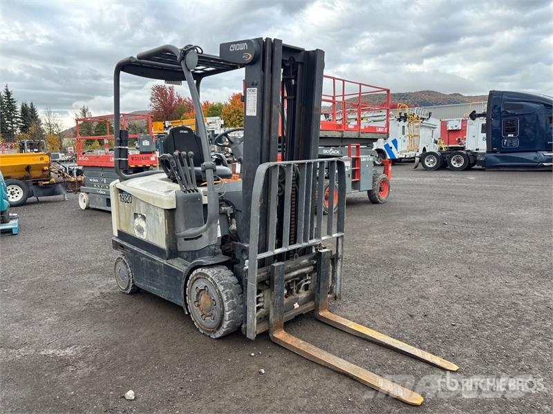 Crown FC4500 2400 lb Electric Forklift Електронавантажувачі