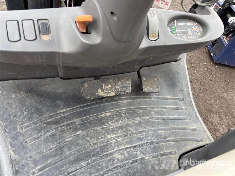 Crown FC4500 2400 lb Electric Forklift Електронавантажувачі