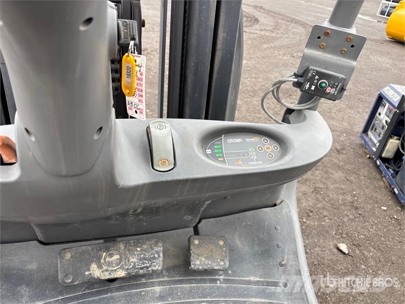 Crown FC4500 2400 lb Electric Forklift Електронавантажувачі
