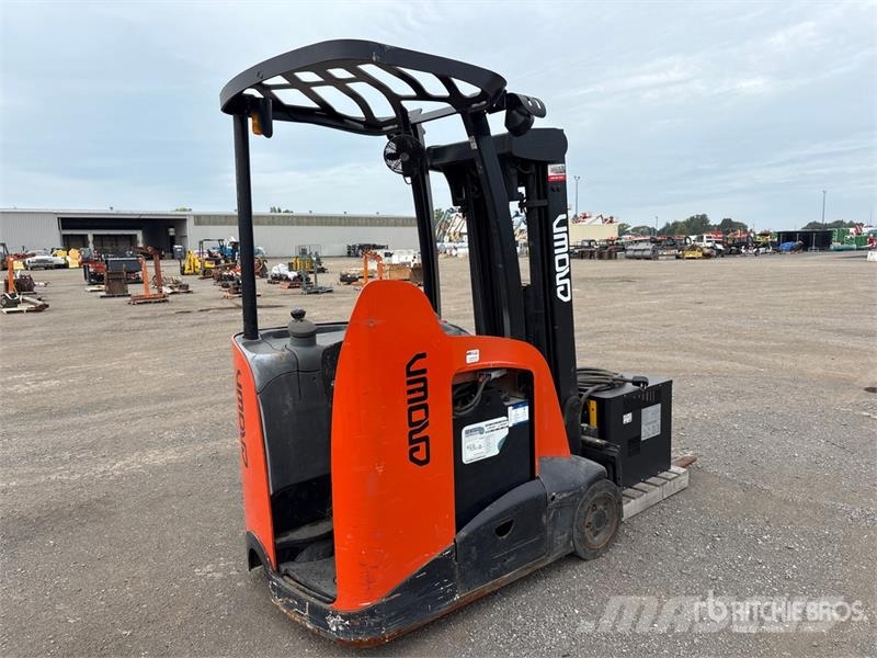 Crown RC5540-40 3500 lb Electric Forklift Wózki elektryczne
