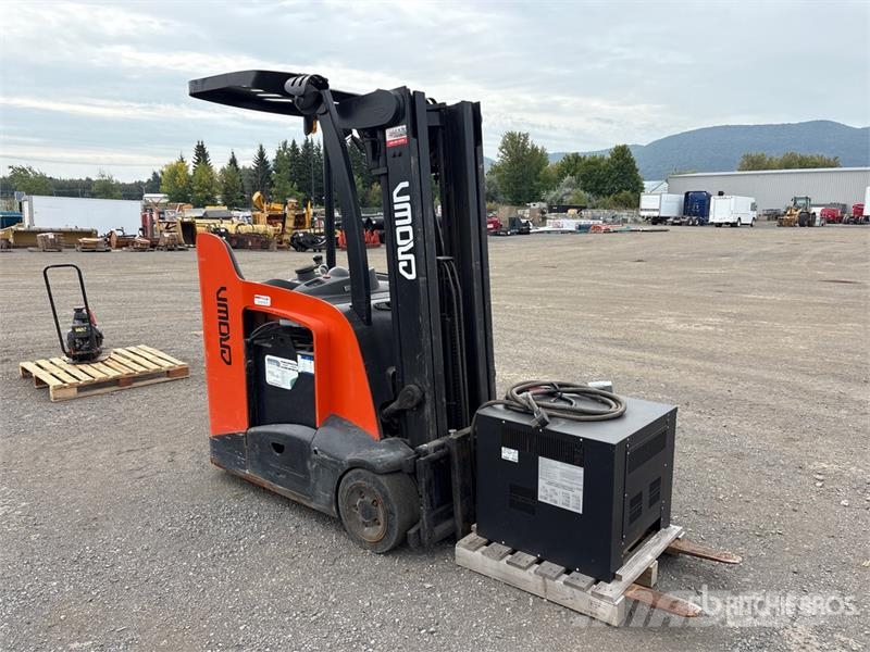 Crown RC5540-40 3500 lb Electric Forklift Wózki elektryczne