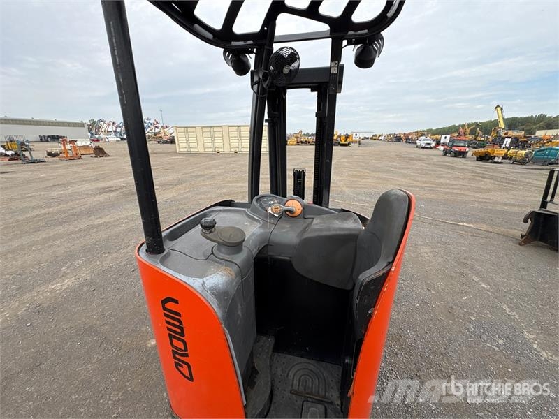 Crown RC5540-40 3500 lb Electric Forklift Wózki elektryczne
