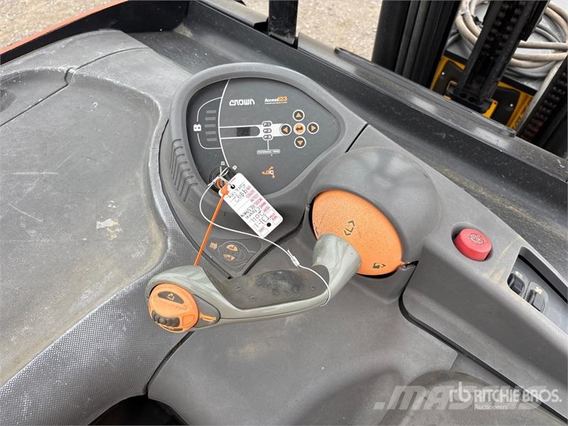 Crown RC5540-40 3500 lb Electric Forklift Wózki elektryczne