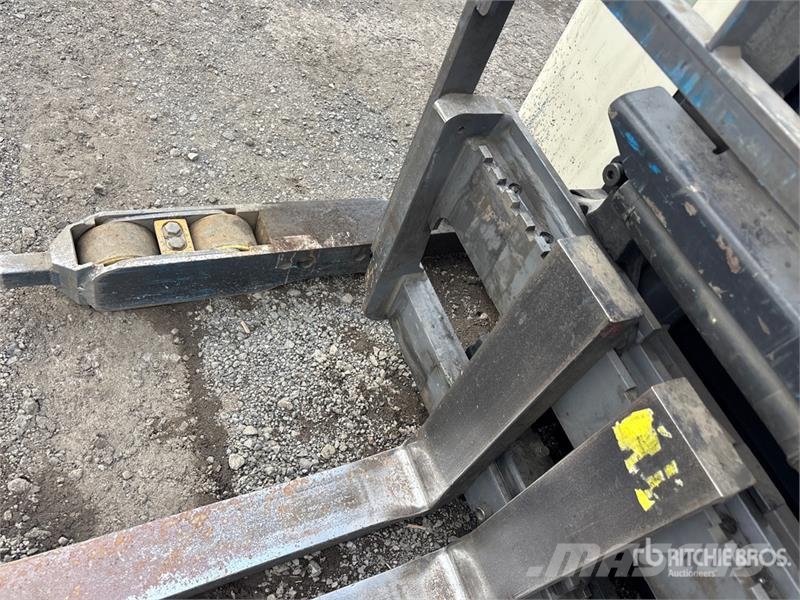 Crown RMD6095S-32TT-321 3200 lb Reach Truck Šakiniai krautuvai su prailgintu keltuvu