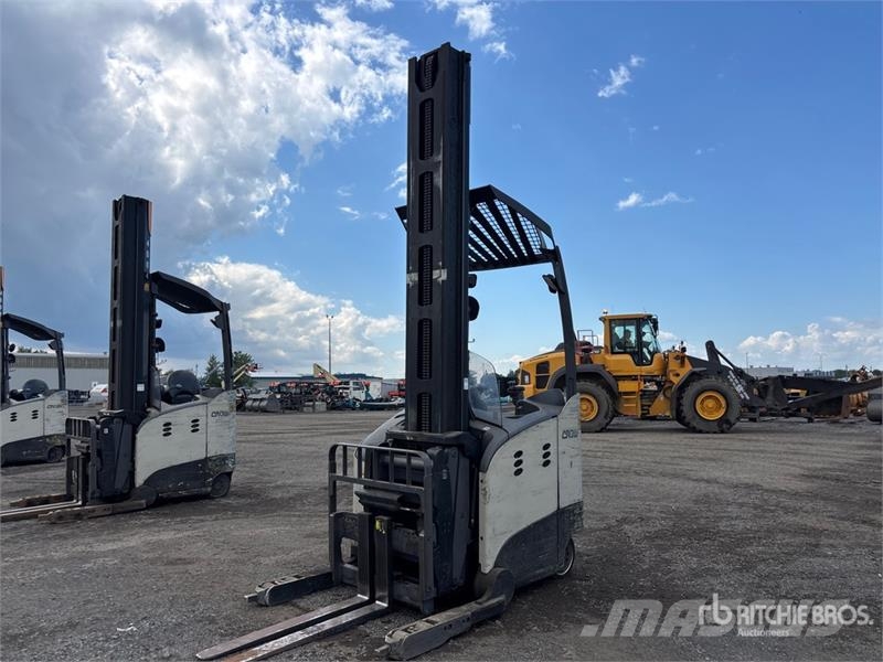 Crown RMD6095S-32TT-321 3200 lb Reach Truck Šakiniai krautuvai su prailgintu keltuvu