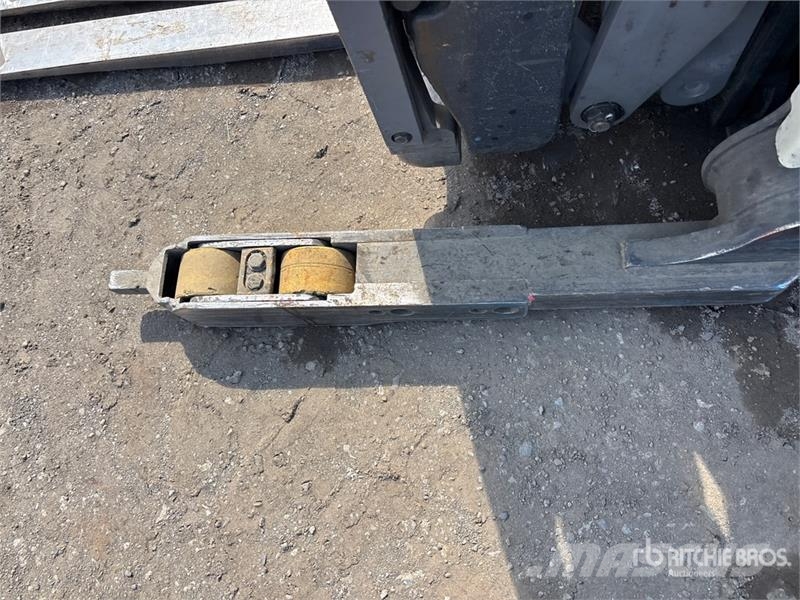 Crown RMD6095S-32TT-321 3200 lb Reach Truck Ανυψωτικά στενών δρόμων