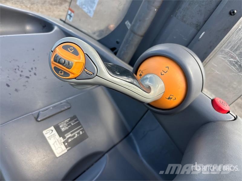 Crown RMD6095S-32TT-321 3200 lb Reach Truck Šakiniai krautuvai su prailgintu keltuvu