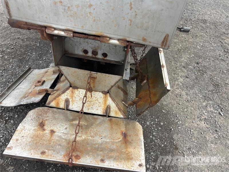 Curtis TS-17 Salt Spreader Hiekan- ja suolanlevittimet