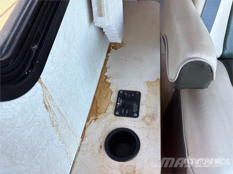  Damon Ultrasport Motor Home المنازل المتنقلة والكرافانات
