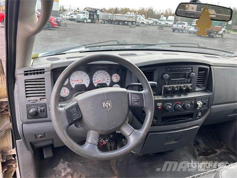 Dodge Ram 3500 4x2 Flatbed Truck Бордови
