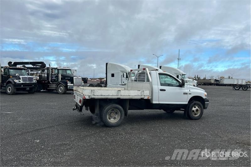 Dodge Ram 3500 4x2 Flatbed Truck Бордови