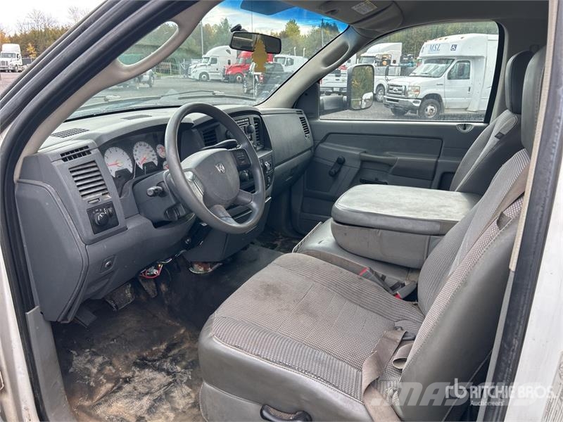 Dodge Ram 3500 4x2 Flatbed Truck Бордови