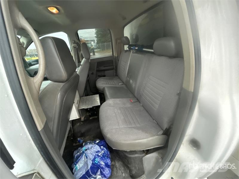 Dodge Ram 5500 Caja abierta/laterales abatibles