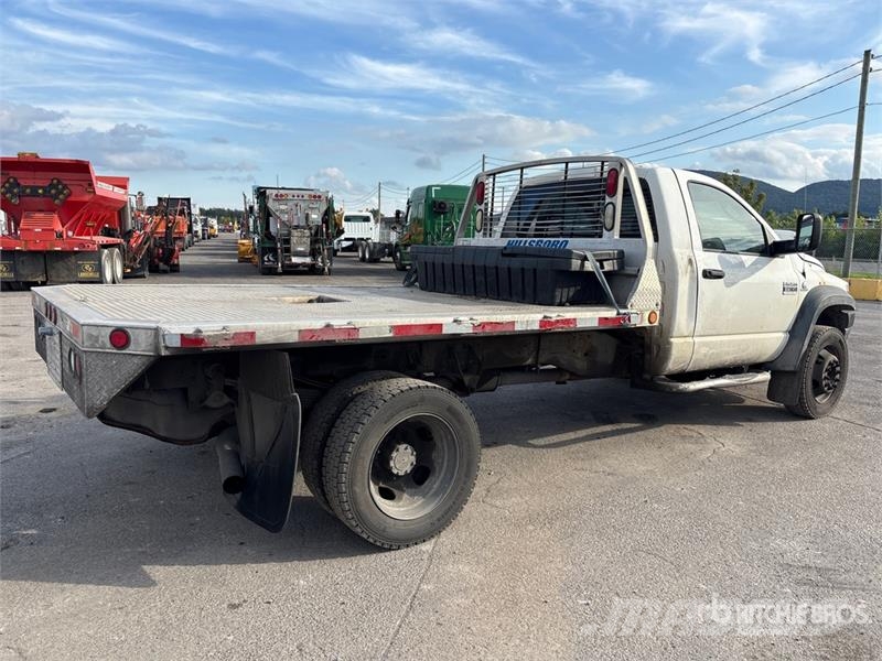 Dodge Ram 5500 Lastbil med lad/Flatbed