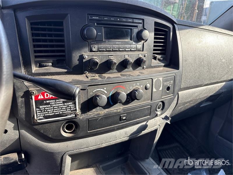 Dodge Ram 5500 Lastbil med lad/Flatbed