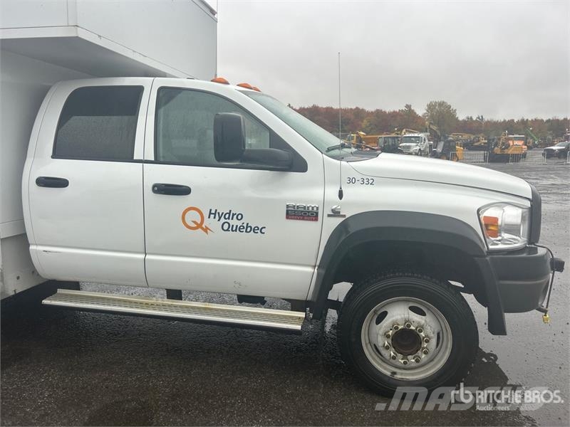 Dodge Ram 5500 Caja abierta/laterales abatibles